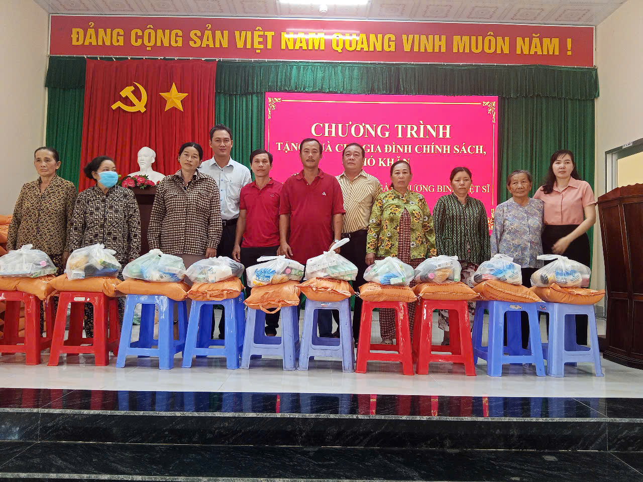 Nhiều hoạt động tặng quà các gia đình chính sách nhân dịp 27/7