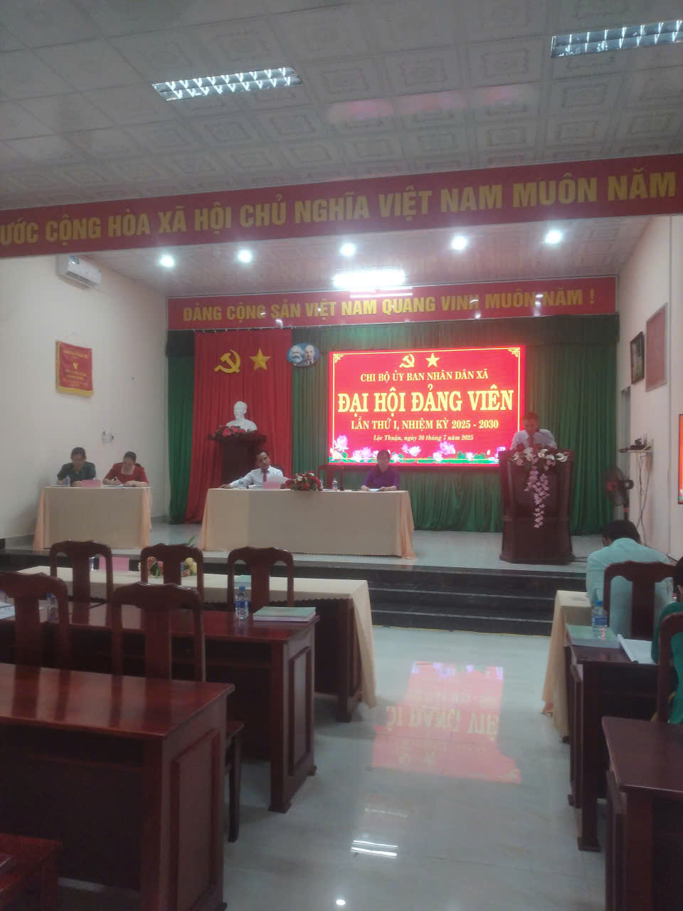 Đài hội đảng viên Chi bộ Ủy ban nhan dân xã Lộc Thuận