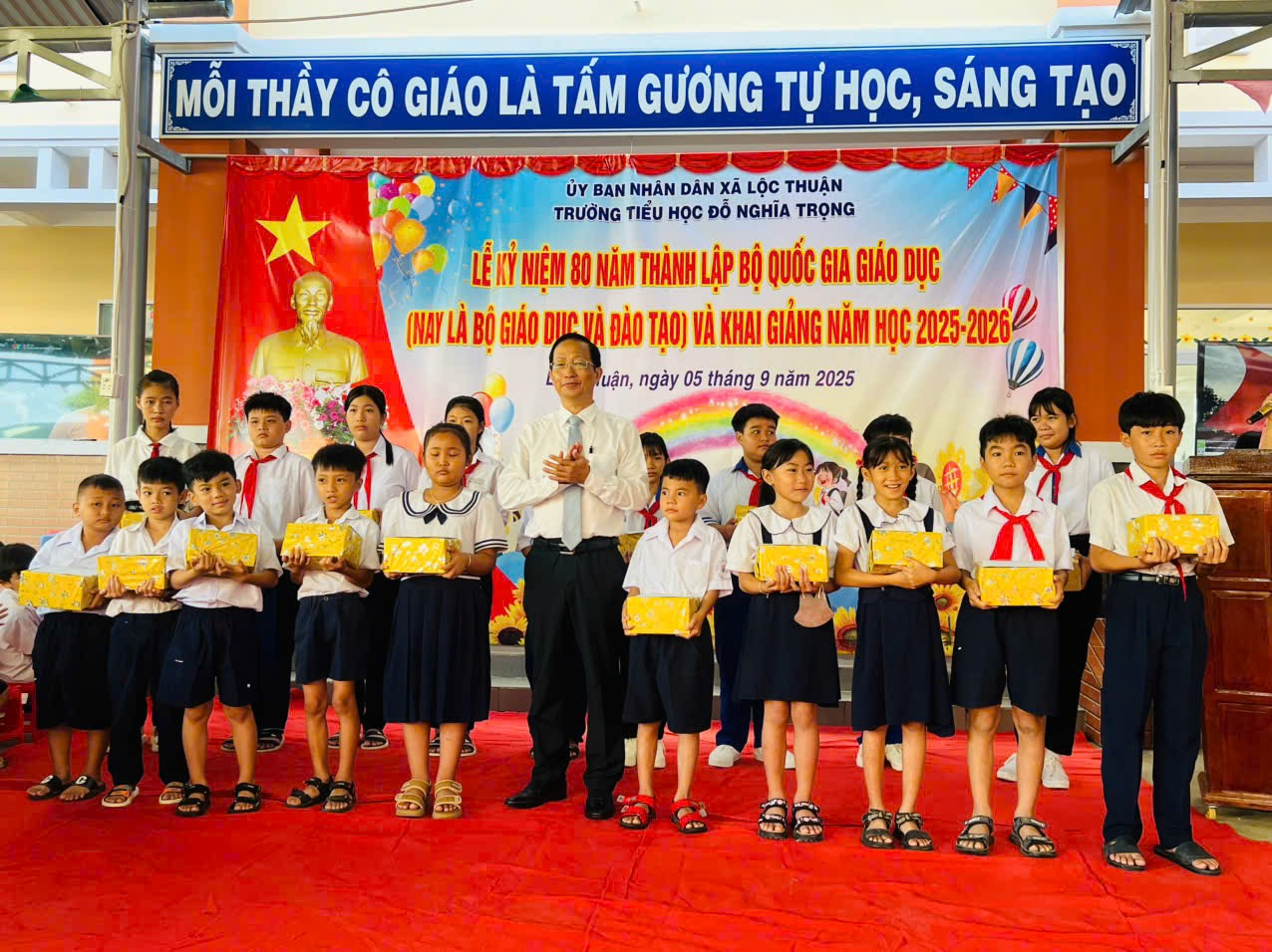 TRƯỜNG TIỂU HỌC ĐỖ NGHĨA TRỌNG TƯNG BỪNG
 KHAI GIẢNG NĂM HỌC MỚI
