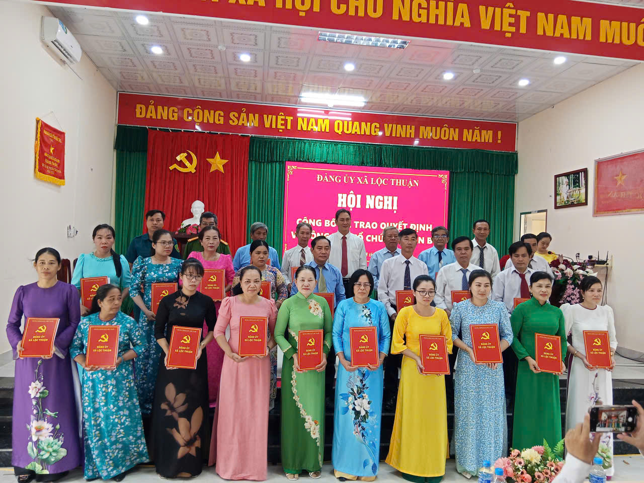 Đảng ủy, Ủy ban nhân dân xã Lộc Thuận công bố và trao quyết định về công tác tổ chức và cán bộ trong thực hiện chính quyền địa phương 2 cấp