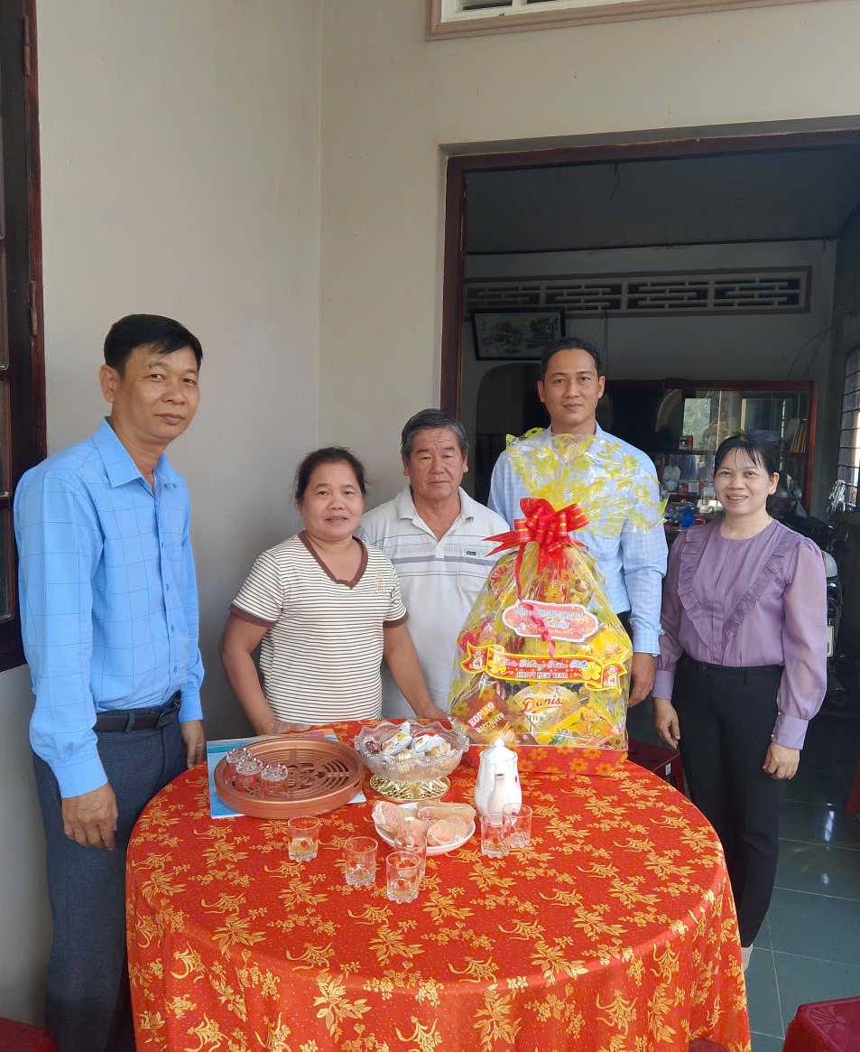 BÍ THƯ ĐẢNG ỦY THĂM CHÚC TẾT CÁC ĐỒNG CHÍ NGUYÊN LÃNH ĐẠO XÃ