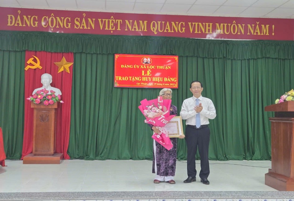 ĐẢNG ỦY XÃ LỘC THUẬN TỔ CHỨC TRAO TẶNG HUY HIỆU ĐẢNG ĐỢT 02/9
